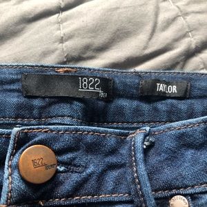 Cropped denim jeans, so comfy!